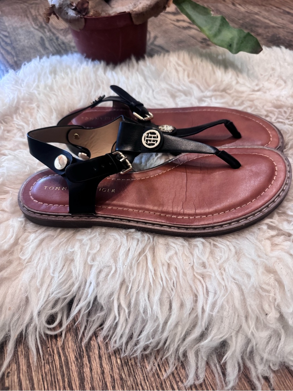 Tommy Hilfiger Black and Brown Leather Thong Sandals with Logo Accent